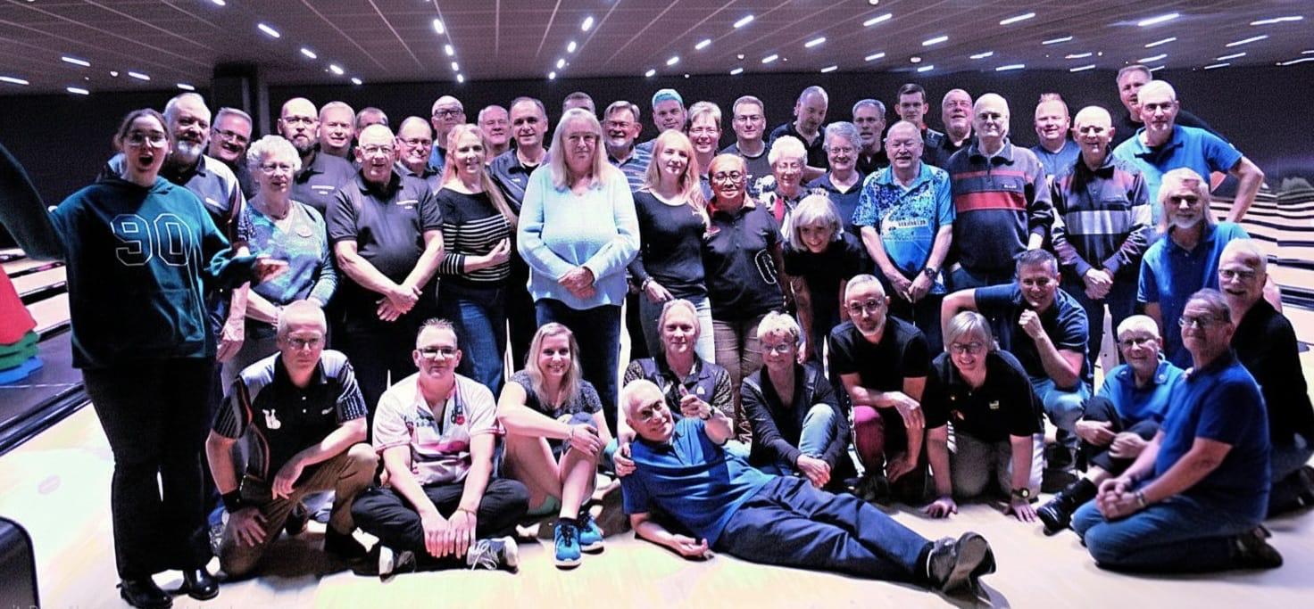 Een geweldig mooi moment van de woensdagleague met de 90 jarige bowler Nono Nikijuluw.